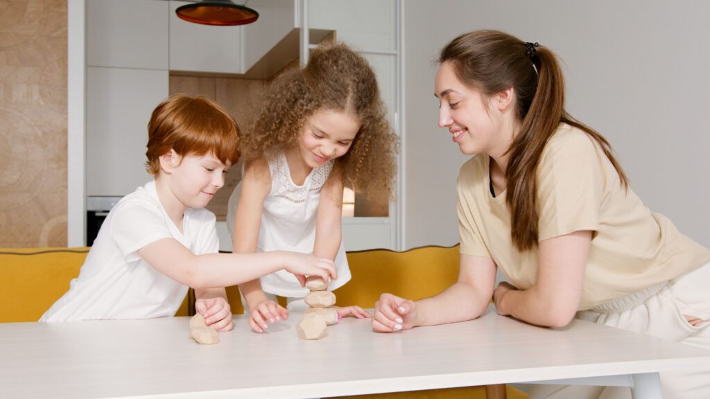 Glückliche Familienzeit mit Kindern, die Blöcke zu Hause stapeln.